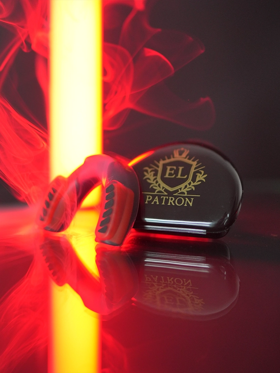 Chránič na zuby určený k ochraně během tréninku a zápasů v MMA, boxu, kickboxu, karate, muay thai a jiných bojových sportech.